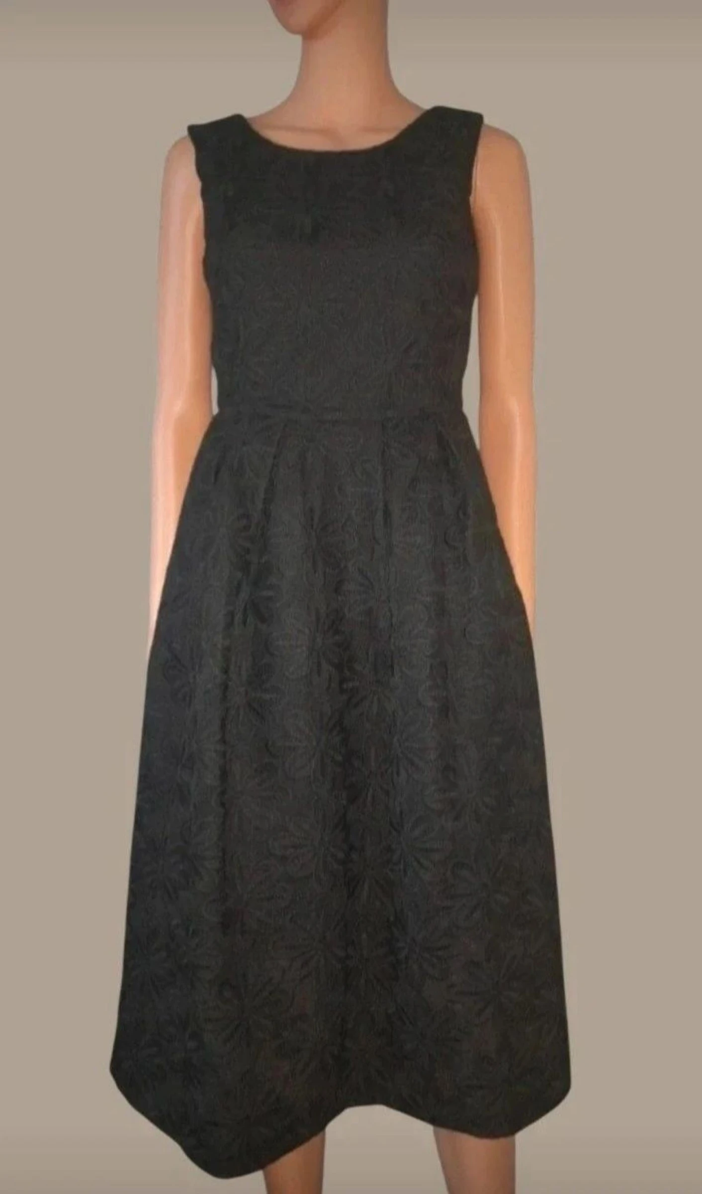 Robe Claudie Pierlot noire fleurs modèle Regina taille 36